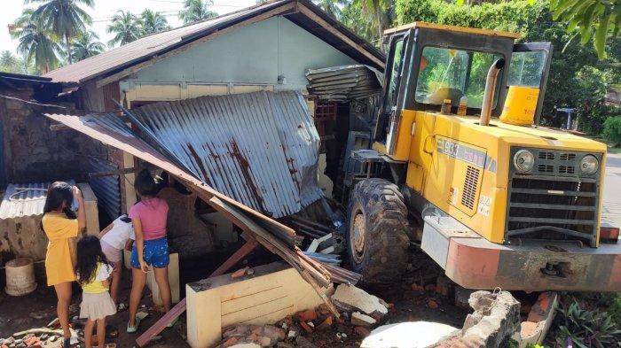 Alat Berat Tabrak Rumah Warga di Molas Manado