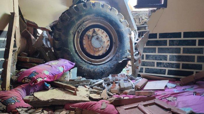 Alat berat jenis loader menabrak satu rumah warga di Kelurahan Molas, Kecamatan Bunaken, Kota Manado, Sulawesi Utara.