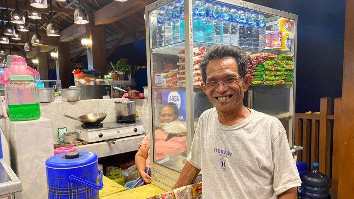 Alberti Kanaka (63), salah satu pelaku UMKM di tempat wisata Malalayang Beach Walk Kota Manado, Sulawesi Utara.