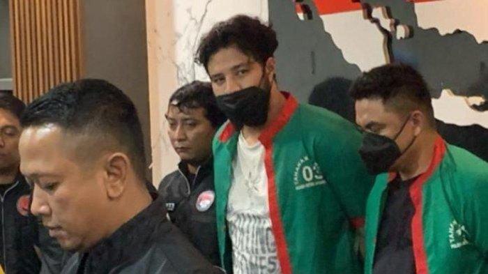 Ammar Zoni ketika dihadirkan dalam rilis kasus narkoba untuk ketiga kalinya di Polres Metro Jakarta Barat, Jumat (15/12/2023)