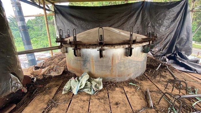MINYAK NILAM - Proses Penyulingan Minyak Nilam Mentah di Lokasi Penyulingan Amour Minahasa Utara (Kamis 8/5/2025). Proses tersebut bisa memakan waktu hingga 12 jam penyulingan.