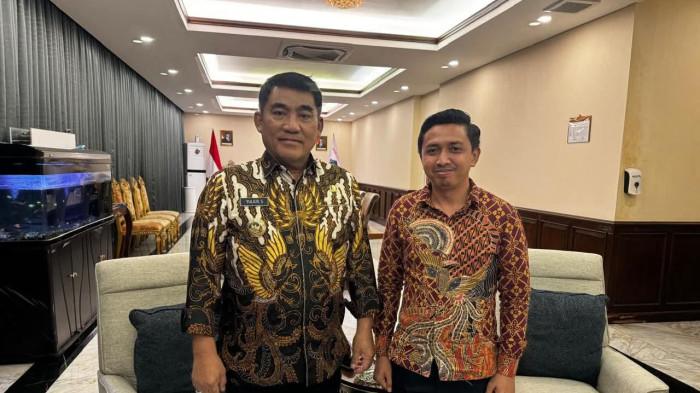 APRESIASI: Andre Daniel salah satu perwakilan masyarakat Pulau Gangga saat bertemu Gubernu Sulut Yulius Selvanus Komaling. Warga Pulau Gangga kini berterima kasih kepada Tuhan Yang Maha Kuasa karena sudah mendengar setiap doa masyarakat terlebih doa untuk supply listrik 1x24 jam.