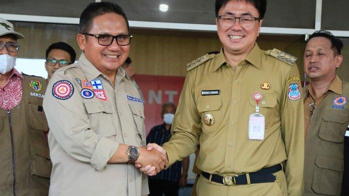 Wali Kota Manado Andrei Angouw Terima Bantuan Korban Banjir Dari Wali