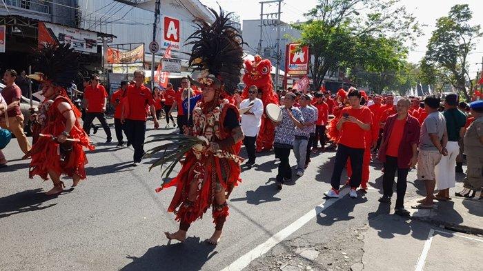 Kirab budaya antar bakal calon Walikota dan wakil Walikota Manado dari PDIP Andrei Angouw dan Richard Sualang (AA RS) untuk mendaftar di KPU Manado, kota Manado, Sulut, Rabu (28/8/2024).