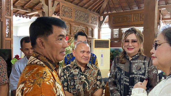 Andrei Angouw memberi hormat kepada Gubernur Sulawesi Utara terpilih Yulius Selvanus Komaling (YSK) Rabu (11/12/2024)