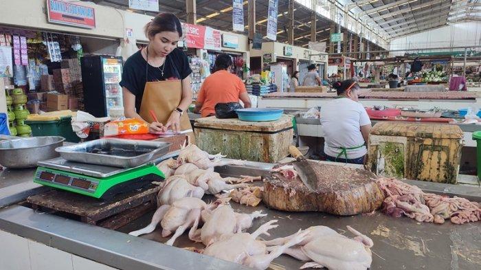 Anggie Pantouw salah satu pedagang daging ayam di Pasar Segar Manado Sulawesi Utara
