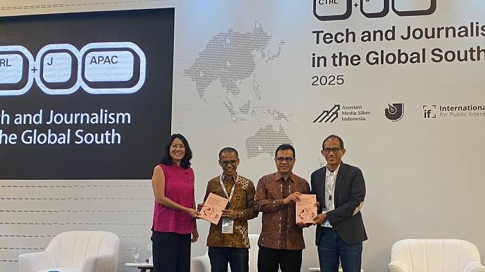 KONFERENSI CTRL+J APAC 2025: Anggota Dewan Pers Dahlan Dahi menerima penyerahan studi Kelayakan Dana Jurnalisme Indonesia saat konferensi regional CTRL+J APAC pada 22–24 Juli 2025 di Hotel Le Meridien, Jakarta.