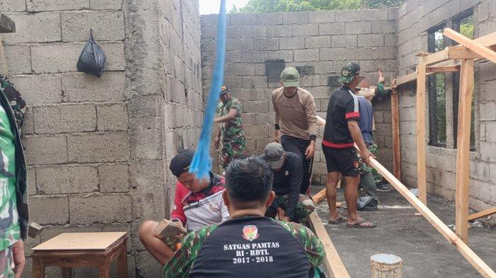 Anggota Rindam XIII Merdeka dan Kodim 1302 Minahasa langsung melakukan pembenahan di rumah warga yang dibakar oleh salah satu oknum anggota TNI.