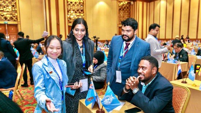 Annazereva Takaendengan saat menerima penghargaan The Youngest and Outstanding Diplomat di ajang The Diplomatis Thailand.