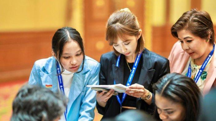 Annazereva Takaendengan saat menerima penghargaan The Youngest and Outstanding Diplomat di ajang The Diplomatis Thailand.