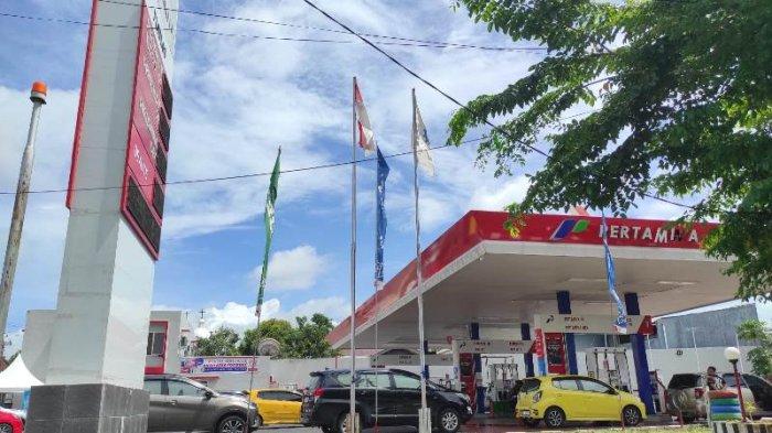 Antrean mobil menunggu giliran mengisi BBM di SPBU Milik Pertamina di Jalan Pierre Tendean (Boulevard) Manado, Kamis (11/1/2023) siang.