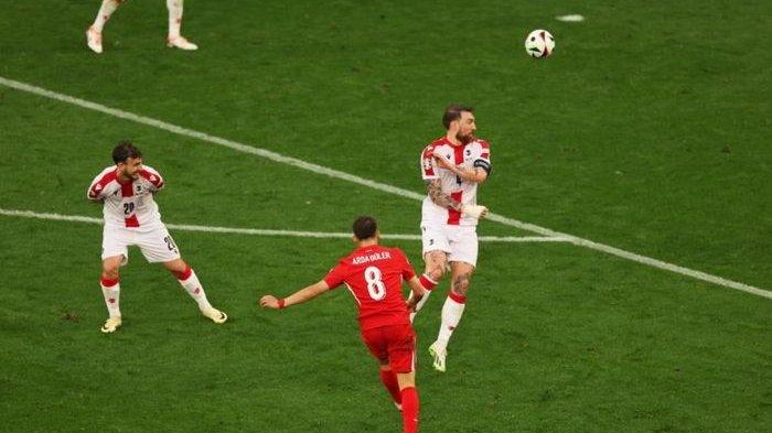 Arda Guler melesahkan bola yang membuahkan gol saat Turki melawan Georgia di Euro 2024.