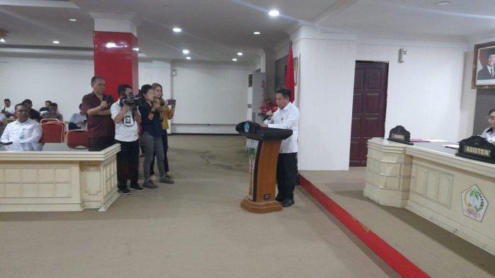 Asisten 3 Pemprov Sulut Franky Manumpil yang membacakan UMP mewakili Gubernur Sulut Olly Dondokambey, Rabu (11/12/2024)