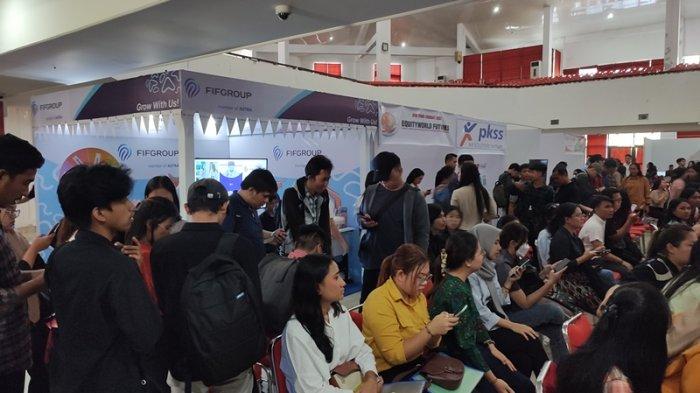 Ratusan fresh graduate serbu Unsrat Job Fair 2023 di Auditorium Unsrat, Manado, Sulawesi Utara, Rabu (18/10/2023).