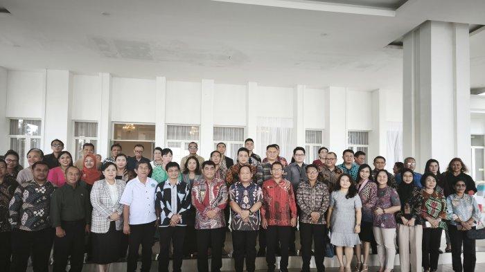 PEMPROV SULUT - Gubernur Sulawesi Utara Yulius Selvanus Komaling foto bersama dosen se-Sulawesi Utara di Rumah Jabatan Gubernur Sulut, Jalan Bumi Beringin, Kota Manado, Kamis (8/5/2025). Dalam pertemuan tersebut turut dibahas sektor pertambangan.