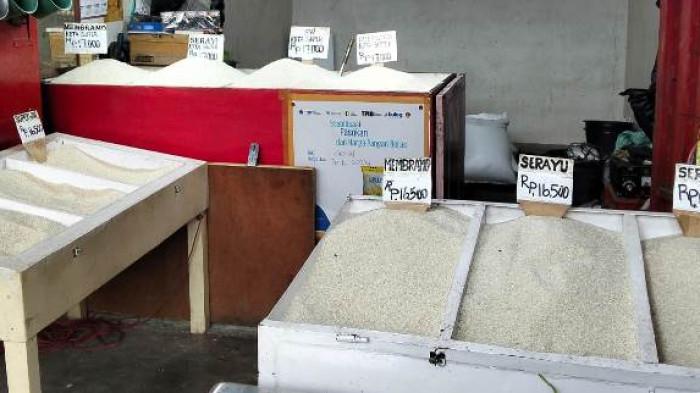 BERAS - Harga beras di Pasar Bersehati Manado, Sulawesi Utara, Sabtu (19/7/2025). Harga masih mahal di Pasar Bersehati.