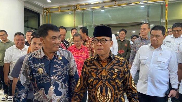 BERSAMA - Gubernur Sulawesi Utara Yulius Selvanus Komaling bersama Wakil Menteri Desa dan Pembangunan Daerah Tertinggal Ahmad Riza Patri. Keduanya menghadiri Peluncuran dan Dialog Pembentukan Koperasi Desa Merah Putih Sulawesi Utara, Sabtu (31/5/2025) di Aula Mapalus Kantor Gubernur Sulut.