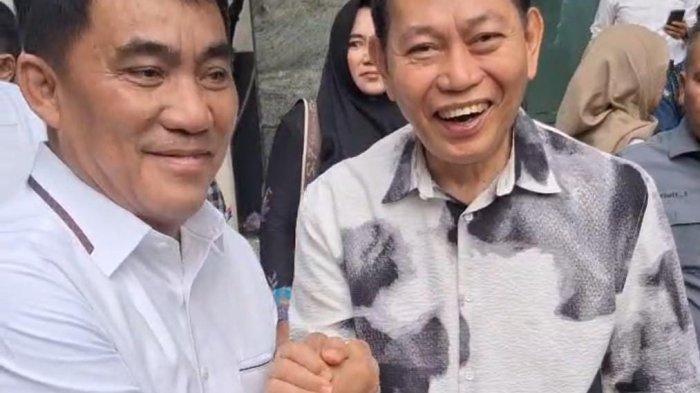 PUTUSAN MK: Gubernur dan Wakil Gubernur Sulut terpilih Yulius Selvanus Komaling dan Victor Mailangkay berjabat tangan usai mendengar putusan Hakim Mahkamah Konstitusi di Jakarta, Selasa (4/2/2025). Ada beberapa poin yang dibacakan MK.