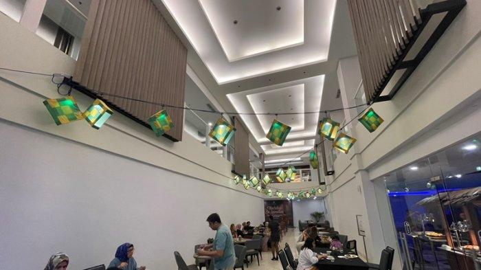 BUKA PUASA - Inilah satu diantara tempat yang direkomendasi, untuk berbuka puasa dan makan malam selama bulan puasa. Kampung Ramadhan Iftar Dinner The Sentra Manado Hotel.