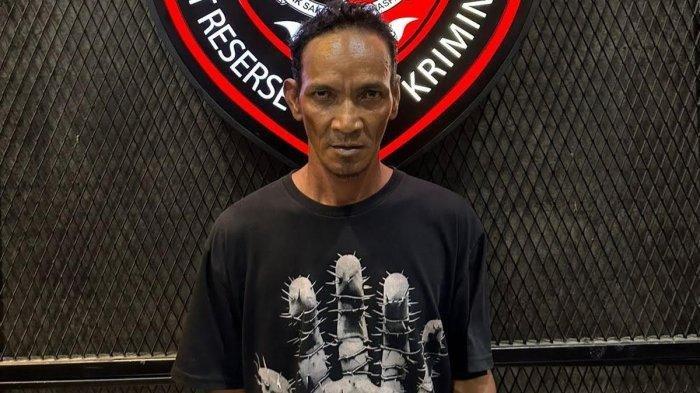 PELAKU PERCOBAAN PEMBUNUHAN - Bangseng (48) pelaku percobaan pembunuhan di Babelan, Bekasi, Jawa Barat, ditangkap polisi, Jumat (9/5/2025). Ia tega menggorok teman sendiri.