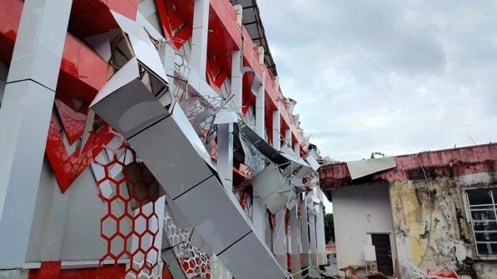 Bagian eksterior gedung Hall B KONI Manado yang roboh