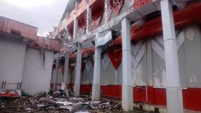 Bagian eksterior gedung Hall B KONI Manado yang roboh