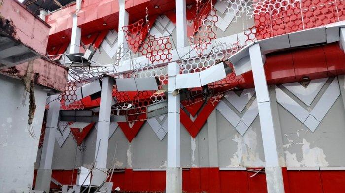 Bagian eksterior gedung Hall B KONI Manado yang roboh