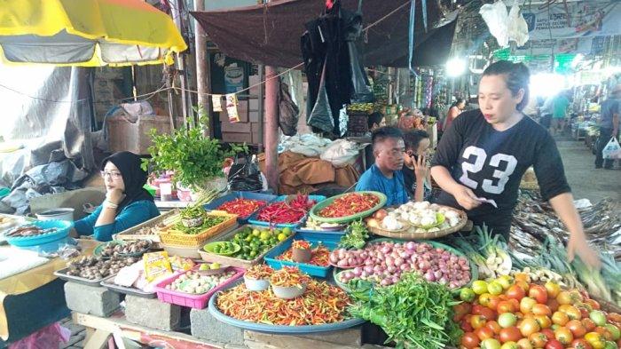 Penjual Bahan Pokok di Pasar 23 Maret Kotamobagu