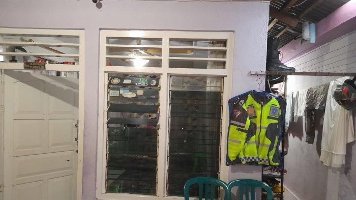 Baju tugas Almarhum Brigadir Ridhal Ali Tomi digantung keluarganya di teras rumah, Manado, Sulawesi Utara, Minggu (28/4/2024).