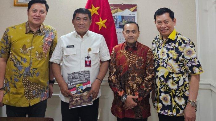 Bakal Calon Gubernur Sulawesi Utara, yulius Komaling, bertemu dengan Ketua DPW NasDem Sulut, Victor Mailangkay.