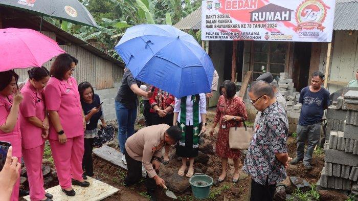 Bakti Sosial Bedah Rumah Polres Tomohon Sulawesi Utara dalam Rangka Hari Bhayangkara ke-78