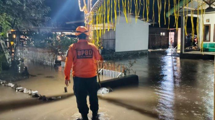 BANJIR: Tiga desa di Kabupaten Bolaang Mongondow (Bolmong) Sulawesi Utara terendam banjir, Sabtu (8/3/2025). Selain karena curah hujan cukup tinggi yang berlangsung sejak pagi, tiga desa ini mudah terkena banjir lantaran tidak ada drainase.