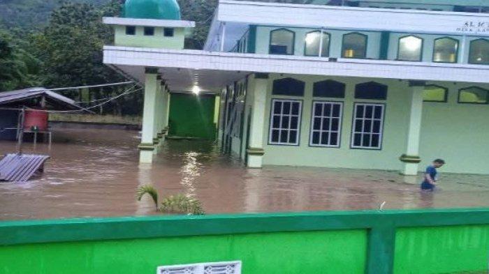 BANJIR: Satu masjid di Desa Langagon, Kecamatan Bolaang, Kabupaten Bolmong, Sulawesi Utara terendam banjir pada Sabtu 8 Maret 2025. Warga tak bisa salat taraweh.