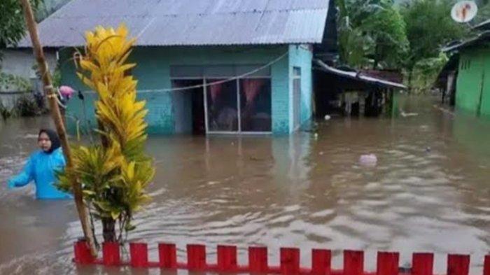 MELUAP - Banjir di desa Langagon, Kecamatan Bolaang, Kabupaten Bolmong, yang merendam puluhan rumah warga, Sabtu 8 Maret 2025. Banjir di Langagon Bolmong.