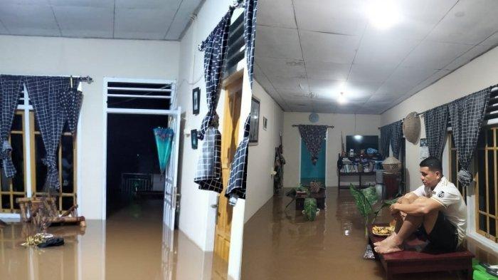BANJIR: Banjir terjadi di Desa Laine, Sangihe, Sulawesi Utara, Rabu 23 April 2025. Volume air sudah setinggi perut orang dewasa