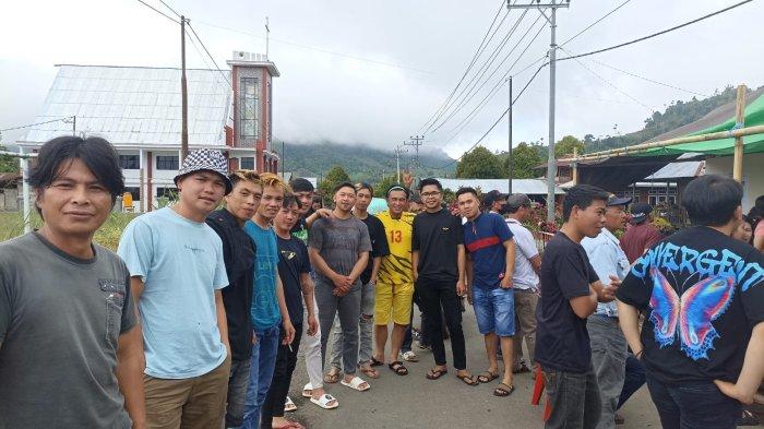 Suasana di TPS 002, Desa Sinsingon, Passi Timur, Bolmong, Sulut. Bapak, Ibu serta muda-mudi terlihat antusias untuk ikut serta dalam Pemilu 2024.