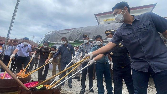 Pemusnahan - arang bukti tindak pidana umum berkekuatan hukum tetap dimusnahkan di Kejaksaan Negeri Bitung Sulut.