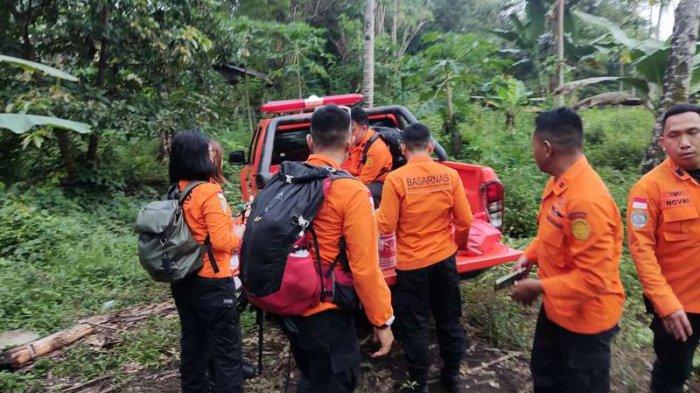 Basarnas Manado, Sulawesi Utara mengevakuasi seorang perempuan yang tergelincir di Gunung Klabat, Kabupaten Minahasa