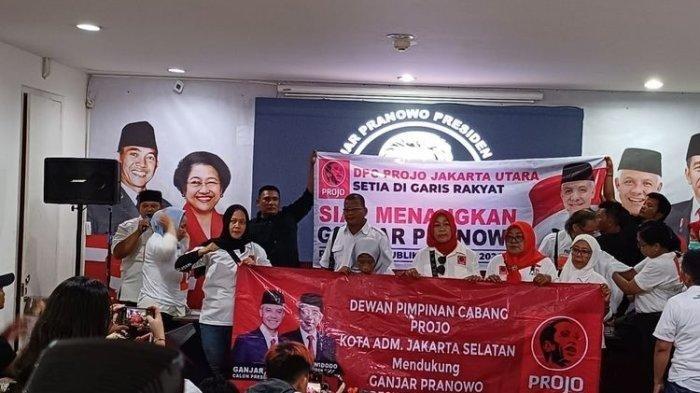 Basis DPC Projo Jakarta Dukung Ganjar Pranowo sebagai Capres Pilpres 2024. Ketua Pro Jokowi Budi Arie Setiadi bilang bukan anggota mereka.