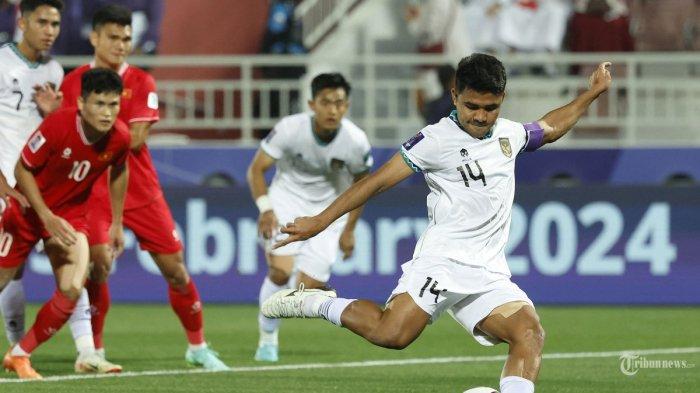 Bek Indonesia Asnawi Mangkualam mencetak gol pertama timnya dari titik penalti pada pertandingan sepak bola Grup D Piala Asia AFC Qatar 2023 antara Vietnam dan Indonesia di Stadion Abdullah bin Khalifa di Doha pada 19 Januari 2024.