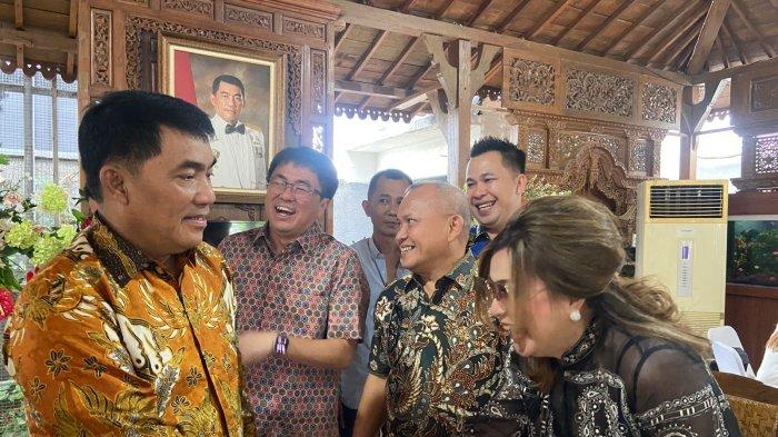 Bendahara PDI Perjuangan Sulut Andrei Angouw memberi hormat kepada Gubernur Sulawesi Utara terpilih Yulius Selvanus Komaling (YSK) Rabu (11/12/2024).