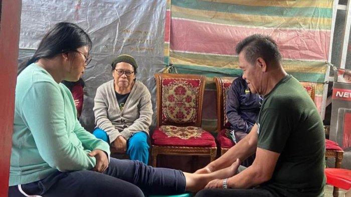 Berty Sumual (kanan) saat sedang mengurut pasiennya. Berty Sumual adalah adalah tukang urut tradisional yang sangat terkenal di Desa Langowan, Kabupaten Minahasa, Provinsi Sulawesi Utara.