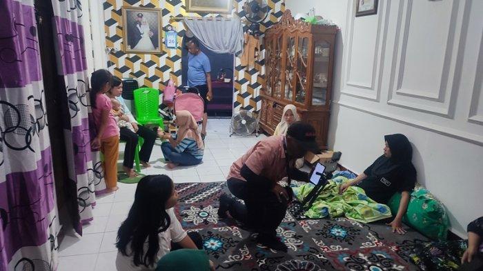 Suasana rumah duka kediaman Brigadir Ridhal Ali Tomi di Kalasey Minahasa Sulawesi Utara, Jumat (26/4/2024).