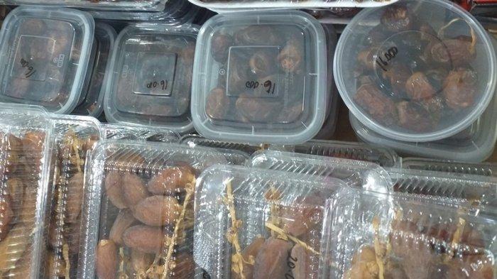 Buah kurma atau yang dikenal dengan nama ilmiah Phoenix Dactylifera L merupakan salah satu jenis tumbuhan palem yang buahnya memiliki rasa manis. Buah kurma tumbuhnya di Timur Tengah, namun saat ramadan, kurma banyak yang didatangkan ke berbagai negara termasuk di Indonesia.