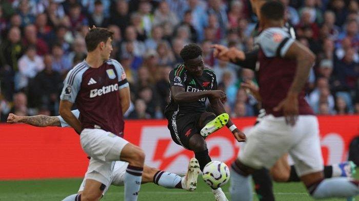 Bukayo Saka melepaskan tembakan dalam laga Aston Villa vs Arsenal pada pekan kedua Liga Inggris di Villa Park, Birmingham (24/8/2024).