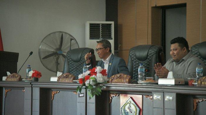 Bupati Bolaang Mongondow Timur, Sam Sachrul Mamonto, menghadiri rapat paripurna penetapan rancangan peraturan daerah di luar program pembentukan peraturan daerah terhadap rancangan peraturan daerah penyelenggaraan kearsipan daerah 2023 di ruang sidang Kantor DPRD Boltim, Sulawesi Utara, Senin (9/10/2023).