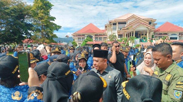 PENGANKATAN - Bupati Bolmong Yusra Alhabsyi usai menyerahkan SK turun untuk memberikan selamat kepada 512 PPPK dan CPNS. Sebanyak 512 PPPK dan CPNS Bolmong Sulawesi Utara tahun 2024 terima SK pengangkatan.
