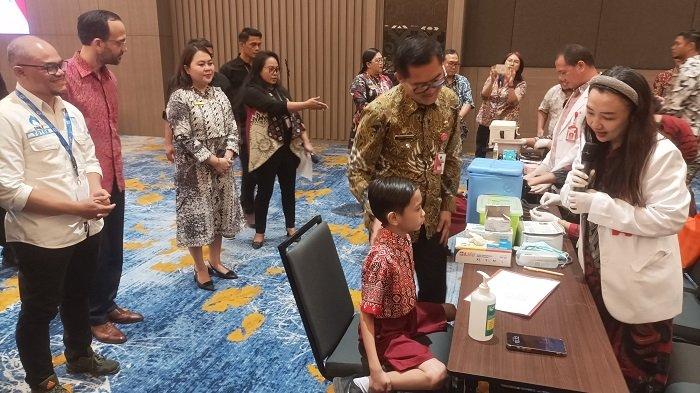 VAKSIN - Bupati Minahasa Utara Joune Ganda menyaksikan simulasi vaksin DBD yang dilakukan Kepala Puskesmas Kolongan dr Ciciliq Paat M.Kes.