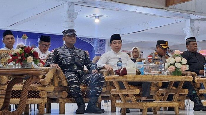 RAMADHAN: Bupati Kepulauan Sangihe, Michael Thungari, melepas Pawai Takbiran pada Minggu (30/3/2025). Kegiatan tersebut digelar di Papanuhung atau Rumah Jabatan (Rujab) Bupati, melibatkan ratusan kendaraan bermotor.
