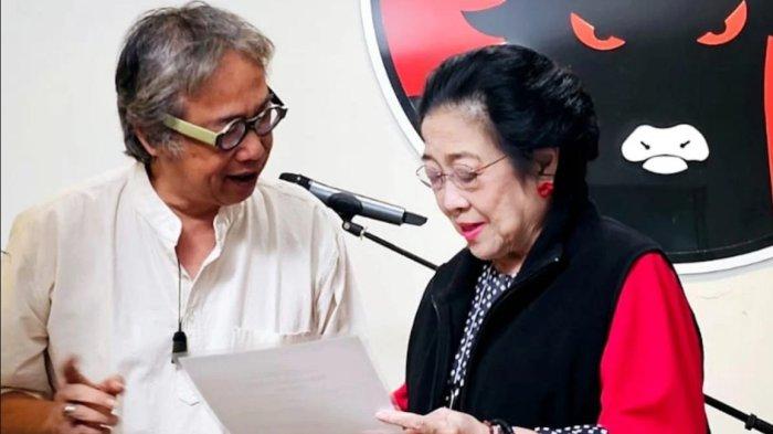 Butet Kartaredjasa bersama ketua umum PDIP, Megawati Soekarnoputri